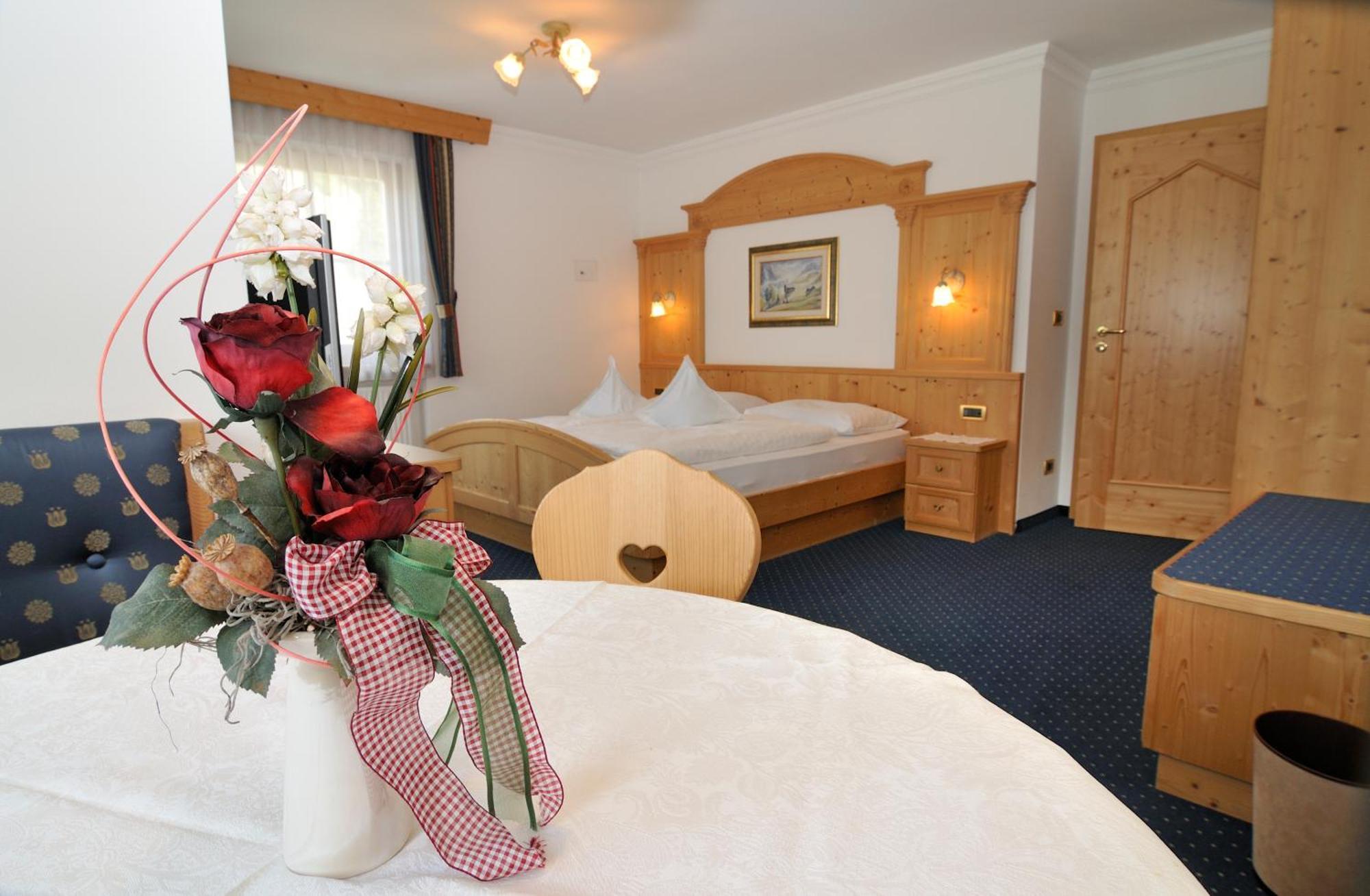 Garni Hotel Iris Selva di Val Gardena Ngoại thất bức ảnh