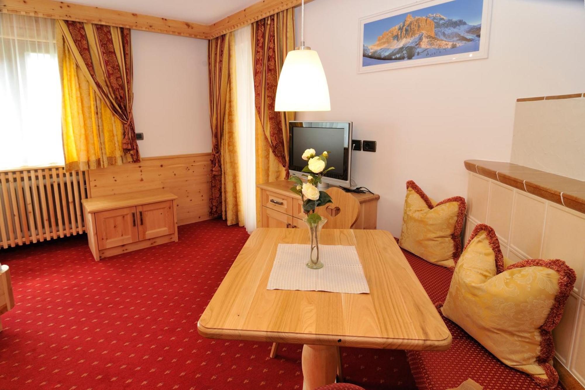 Garni Hotel Iris Selva di Val Gardena Ngoại thất bức ảnh