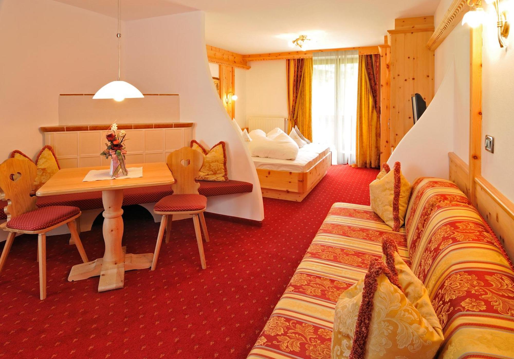 Garni Hotel Iris Selva di Val Gardena Ngoại thất bức ảnh