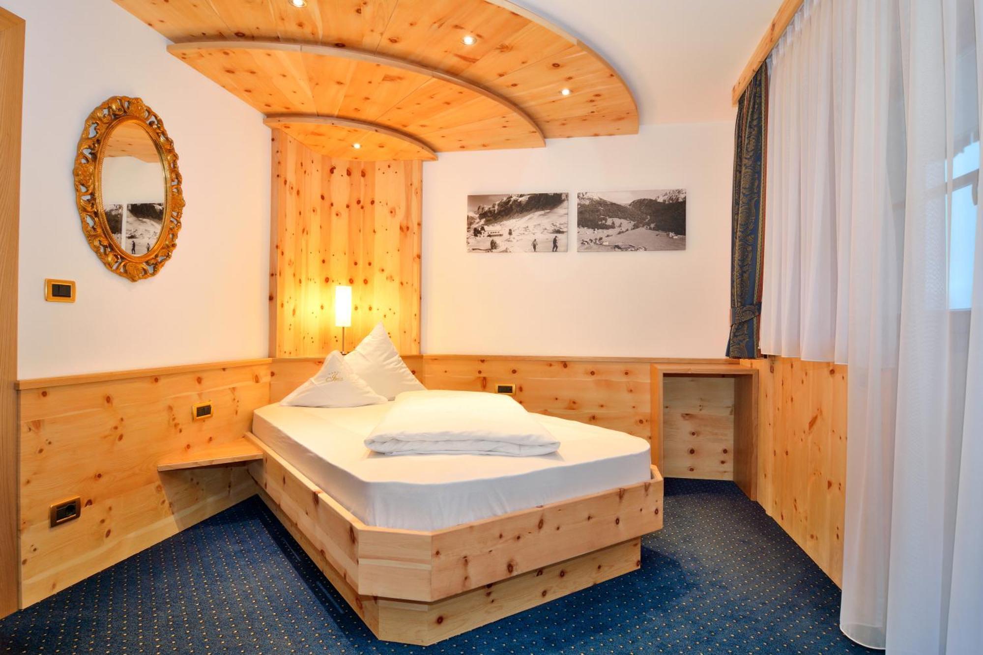 Garni Hotel Iris Selva di Val Gardena Ngoại thất bức ảnh