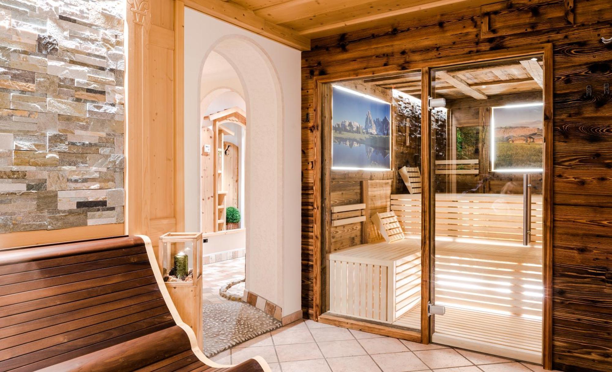 Garni Hotel Iris Selva di Val Gardena Ngoại thất bức ảnh