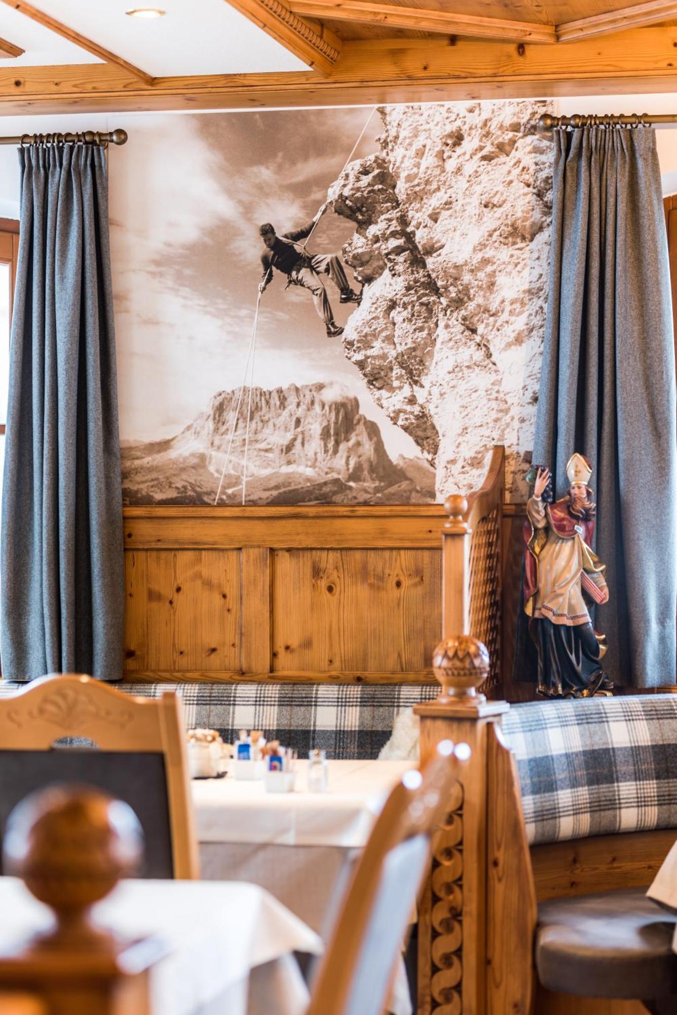Garni Hotel Iris Selva di Val Gardena Ngoại thất bức ảnh