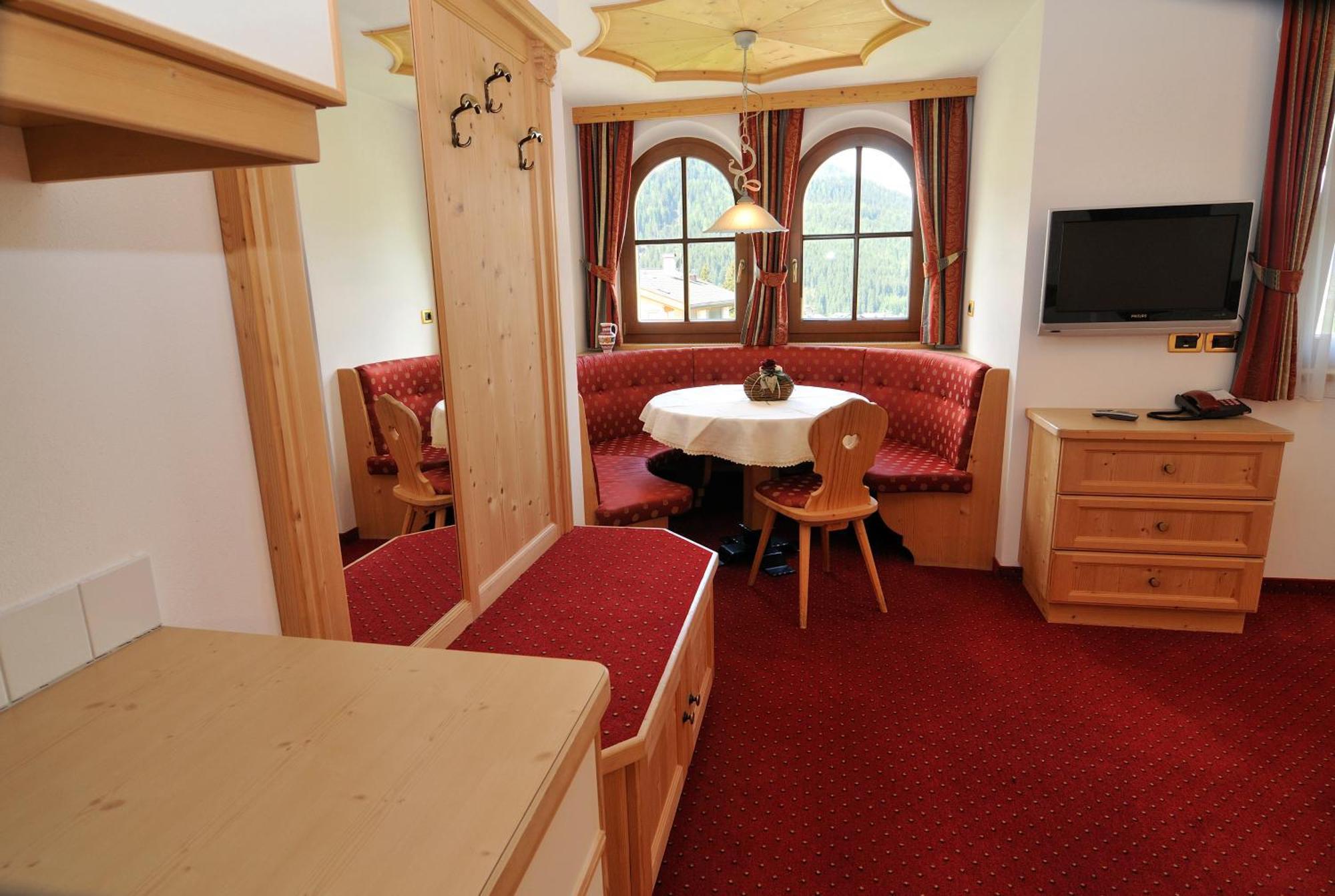 Garni Hotel Iris Selva di Val Gardena Ngoại thất bức ảnh