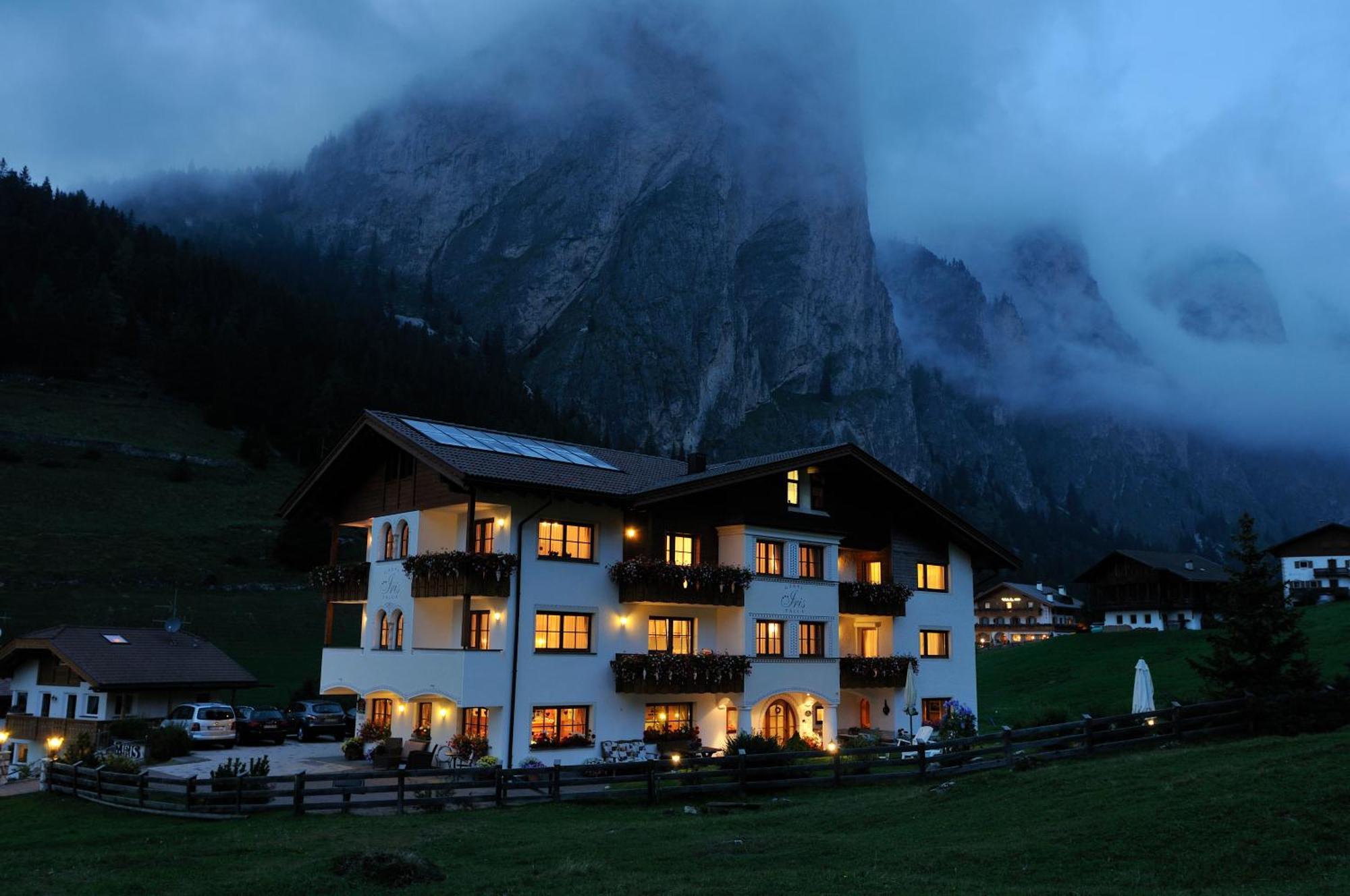 Garni Hotel Iris Selva di Val Gardena Ngoại thất bức ảnh